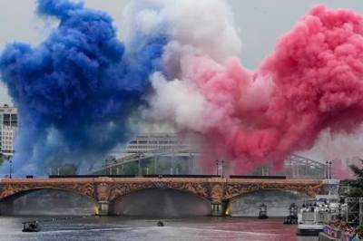 OLs åpningsseremoni i gang – spektakulær og våt feiring av Paris og fransk kultur